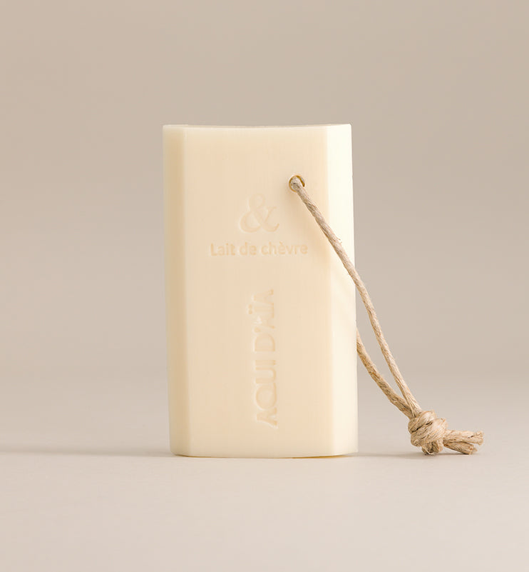 Lienrectangle-chevre-1.jpg Savon solide tranche sur corde au lait de chèvre 100g, savon artisanal hydratant aux ingrédients naturels, idéal pour les peaux sensibles et sèches
