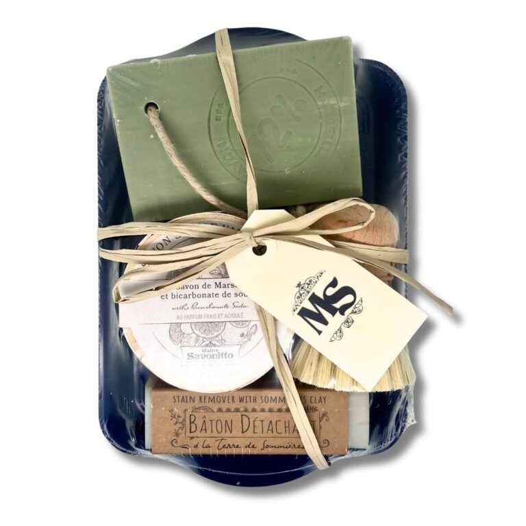 Coffret maison avec brosse à casserole, savon de Marseille, bâton détachant et savon du linge.