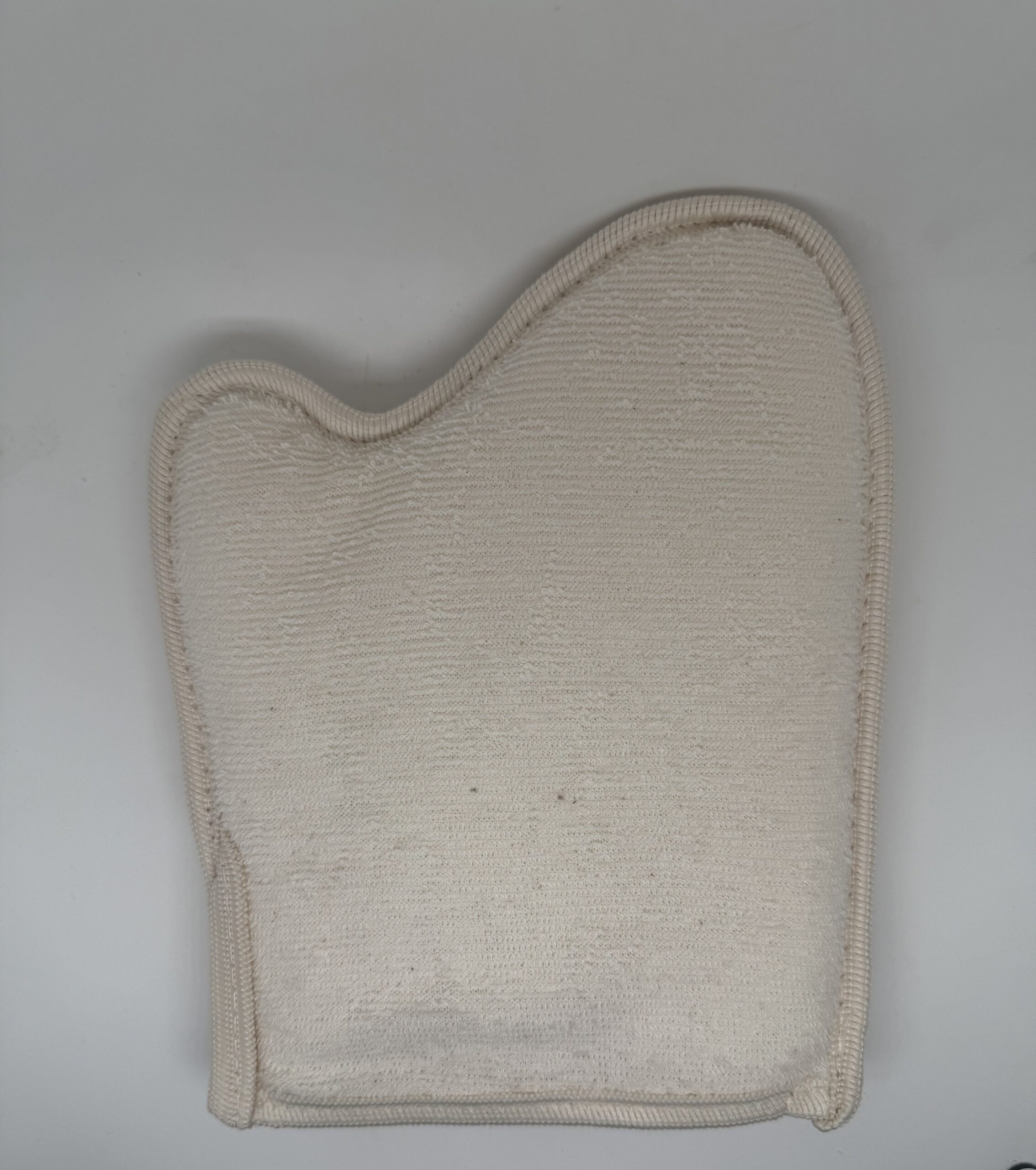 Gant de massage biface luffa et coton, accessoire naturel idéal pour exfolier, stimuler la peau et favoriser une routine bien-être éco responsable