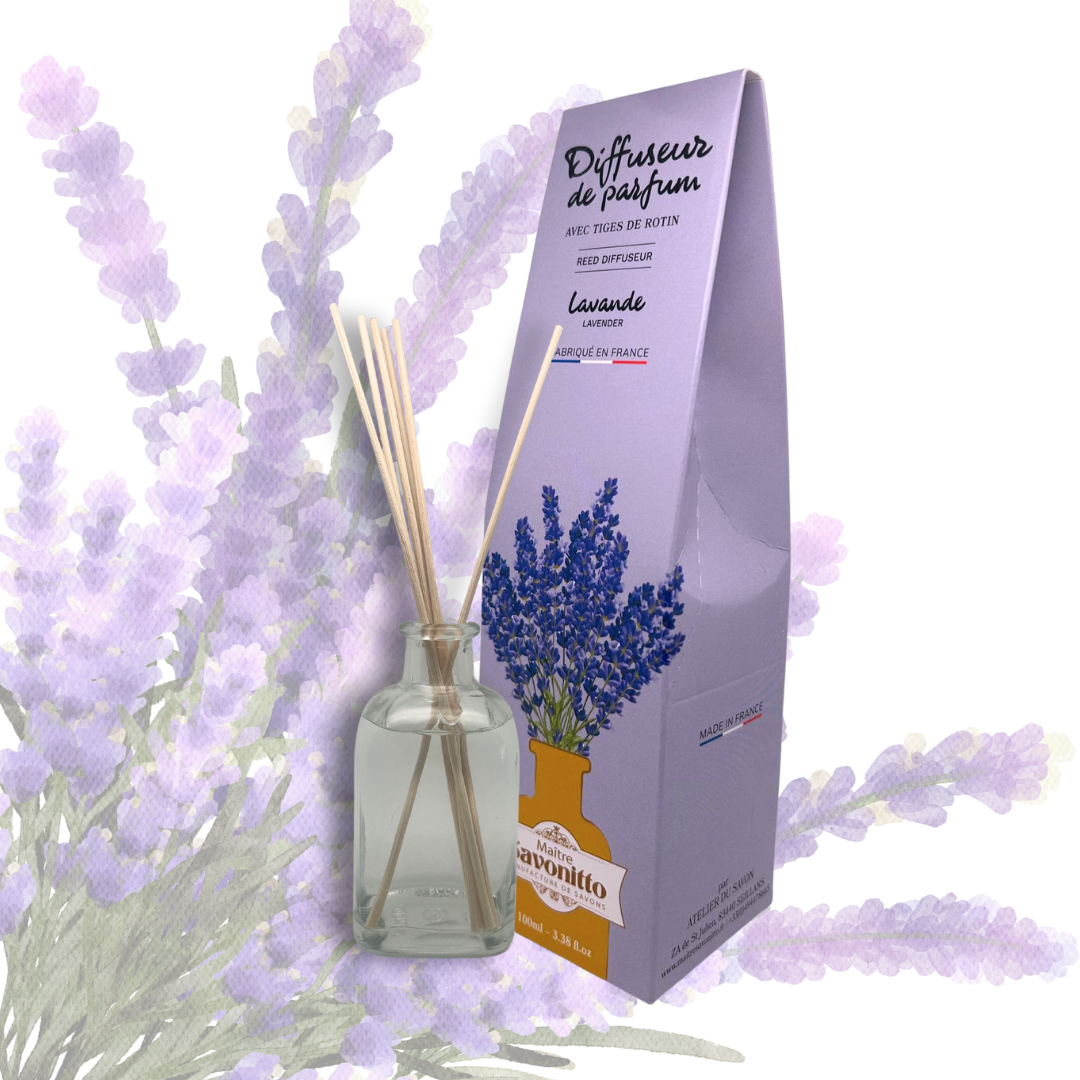 Diffuseur de parfum à la lavande, fragrance relaxante et purifiante présentée dans son flacon en verre avec ses tiges de rotin.