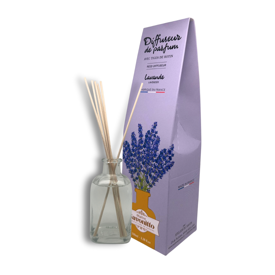 Diffuseur de parfum à la lavande, fragrance relaxante et purifiante présentée dans son flacon en verre avec ses tiges de rotin.