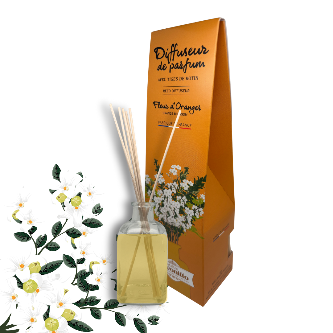 Diffuseur de parfum/Capilla - Fleur d'Oranger 100ml Diffuseur de parfum à la fleur d'oranger, fragrance solaire et apaisante présentée dans son flacon en verre avec ses tiges de rotin.