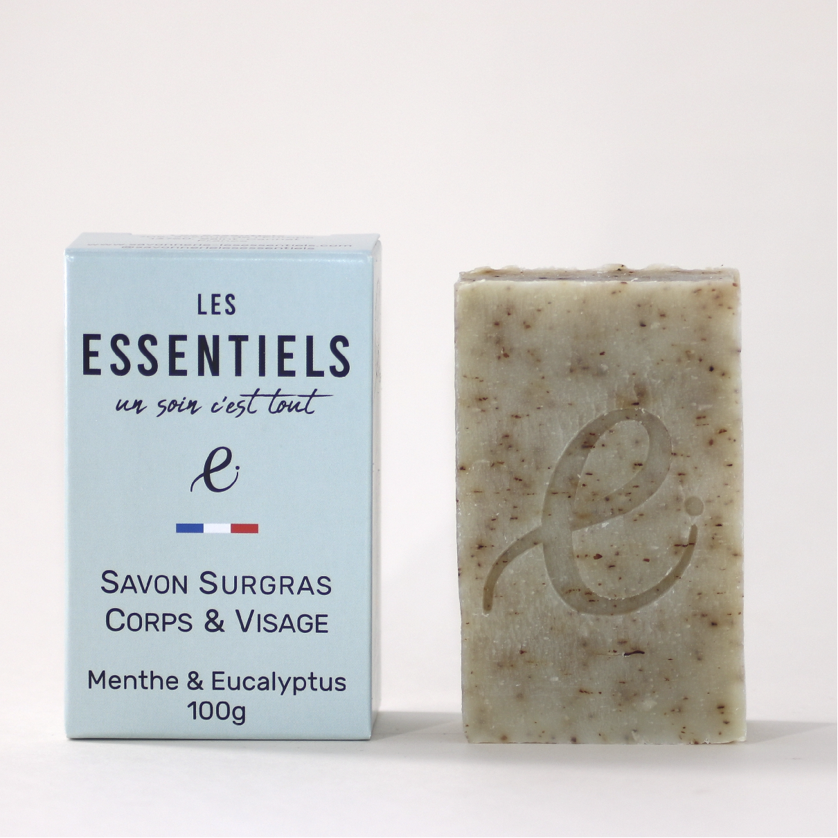 Savon surgras artisanal menthe et eucalyptus 100g, certifié COSMOS Organic, aux notes végétales rafraîchissantes