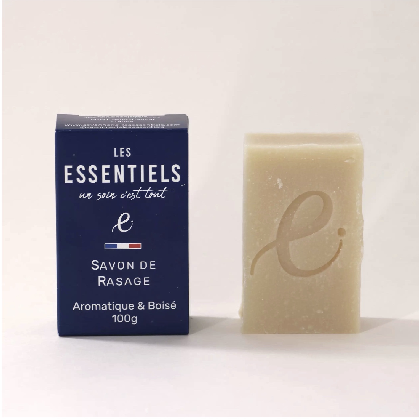 Savon de rasage artisanal 100g, certifié COSMOS Organic, prêt à l’emploi.