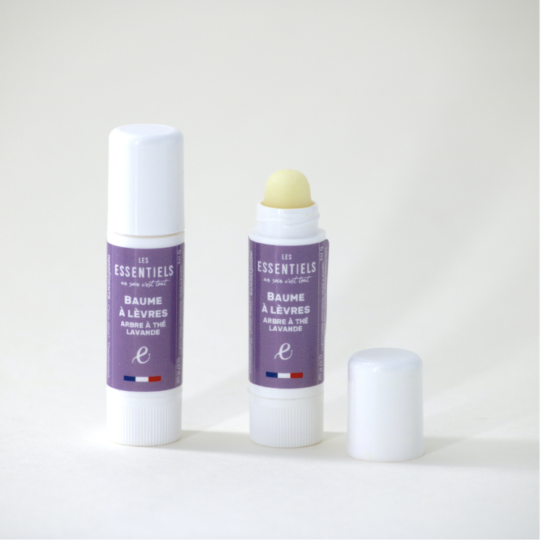 Baume à lèvres artisanal arbre à thé et lavande 5ml, présenté en petit pot.