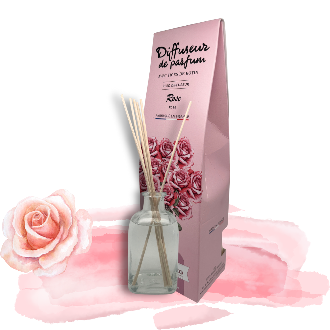Diffuseur de parfum à la rose, fragrance fleurie et élégante présentée dans son flacon en verre avec ses tiges de rotin.