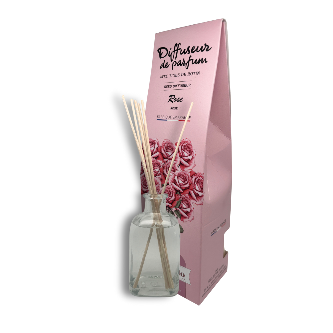 Diffuseur de parfum à la rose, fragrance fleurie et élégante présentée dans son flacon en verre avec ses tiges de rotin.
