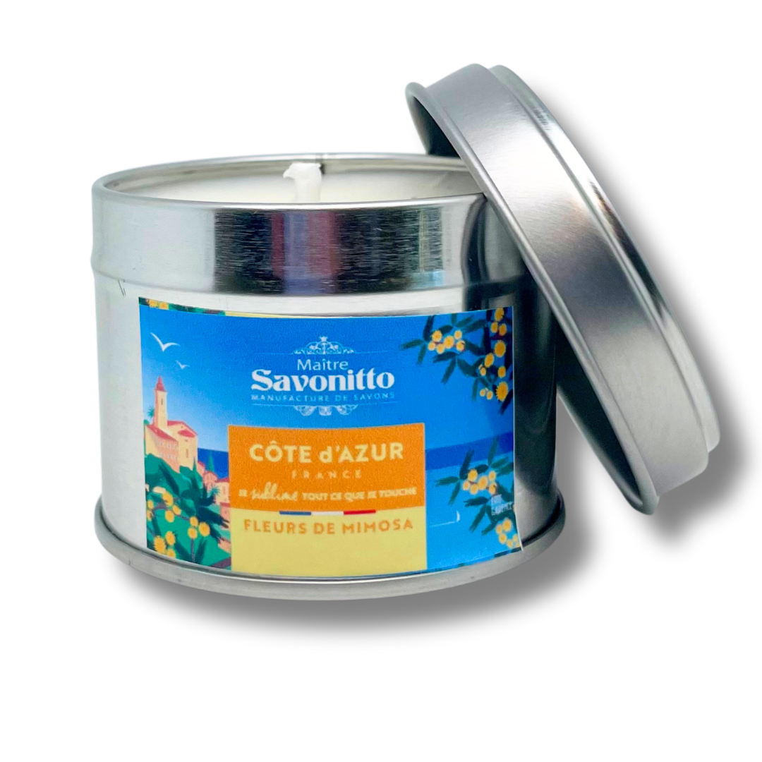 Bougie artisanale aux fleurs de mimosa, fragrance solaire et poudrée présentée dans son pot en aluminium