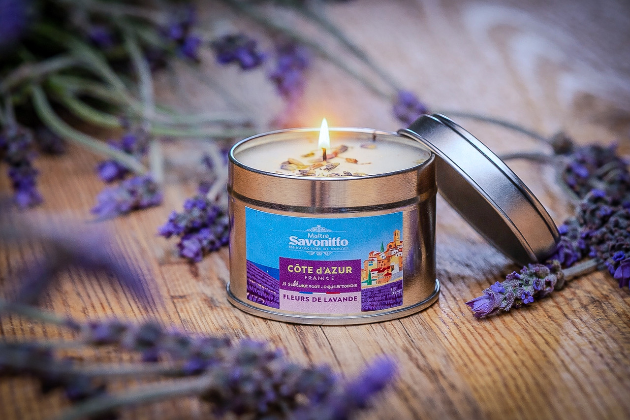 Bougie parfumée Lavande – Côte d’Azur Bougie parfumée à la lavande dans une boîte métal, entourée de brins de lavande séchée, ambiance Provence