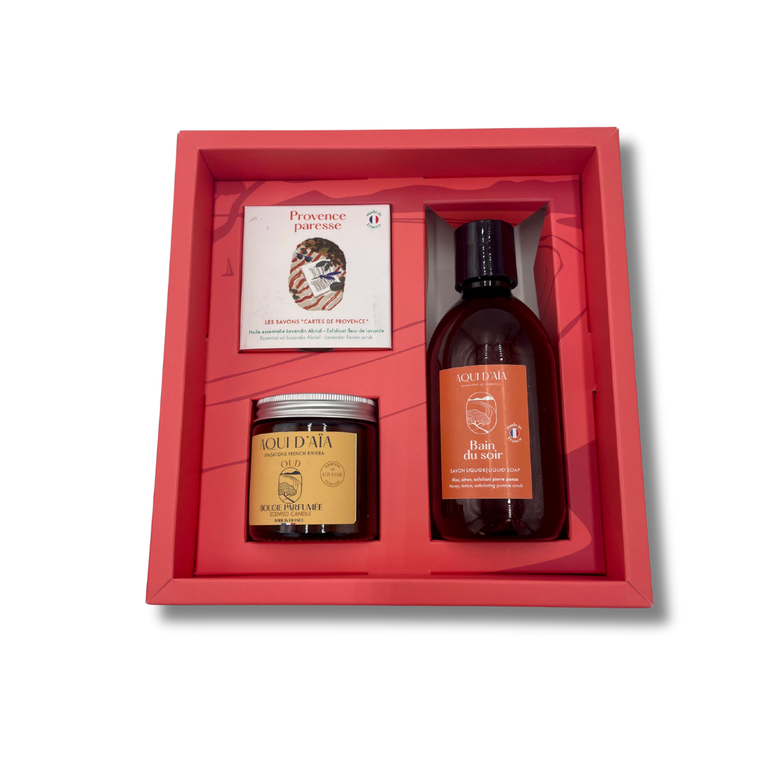 Coffret découverte Aqui d'Aïa, rituel bien-être composé d'un savon solide, d'un savon liquide et d'une bougie parfumée présenté dans son écrin coloré