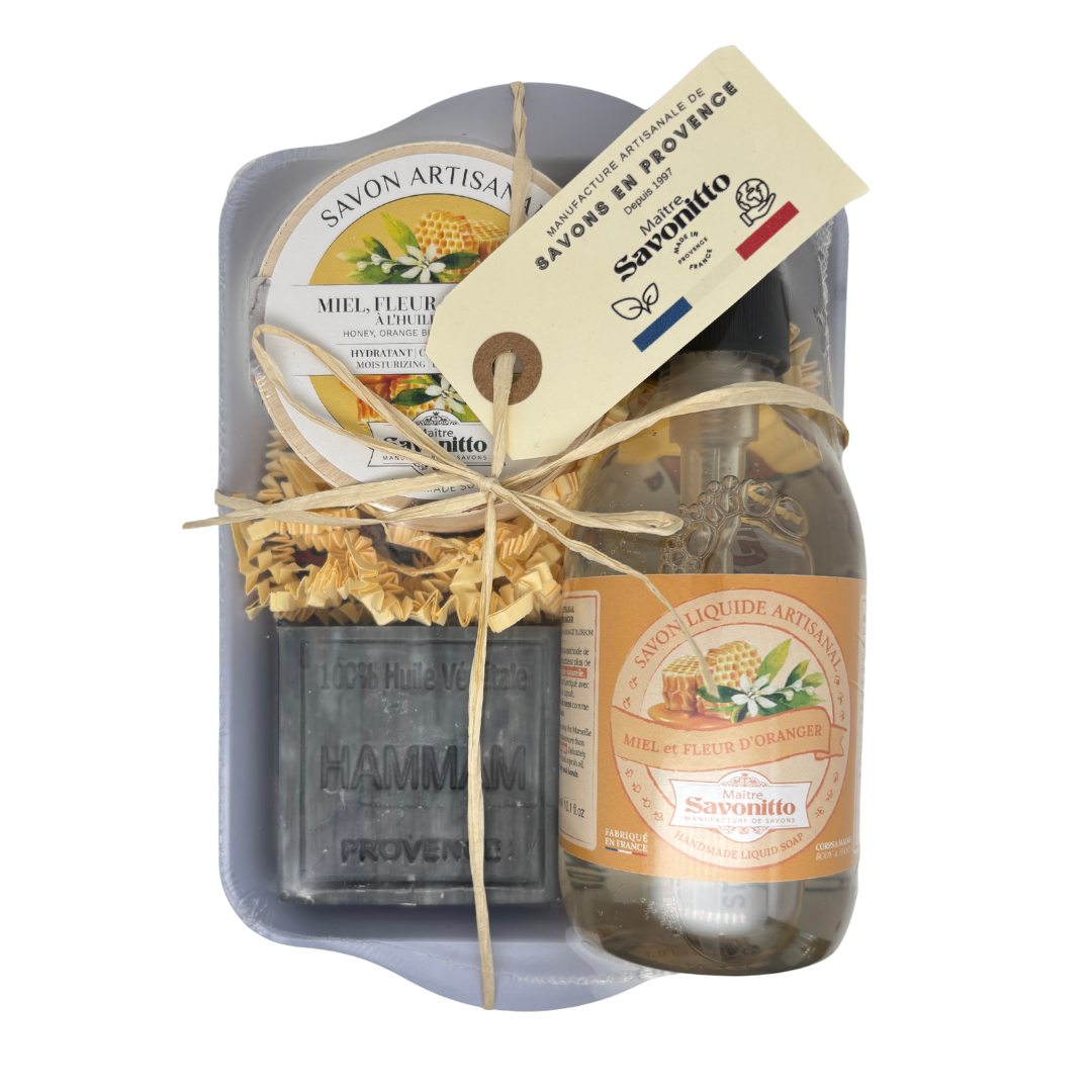 Coffret artisanal au miel et fleur d'oranger, soin gourmand et réconfortant comprenant un savon coupé brut, un savon en boîte bois et un savon liquide.