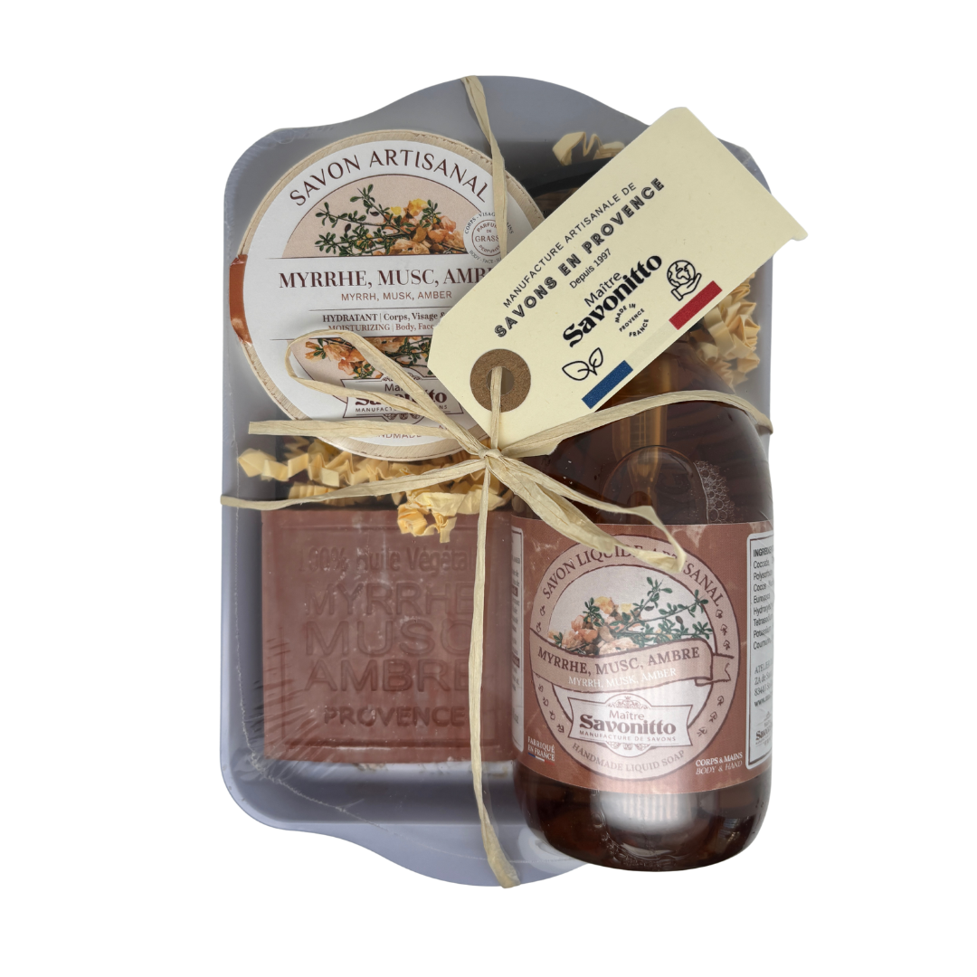 Coffret artisanal Myrrhe, Musc et Ambre, voyage olfactif intense et chaleureux comprenant un savon coupé brut, un savon en boîte bois et un savon liquide.