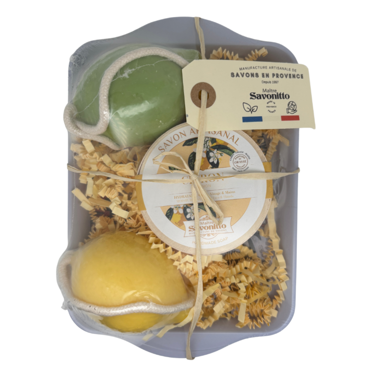 "Coffret artisanal au duo de citrons, soin énergisant et vitaminé comprenant deux savons sur corde (jaune et vert) et un savon en boîte bois.