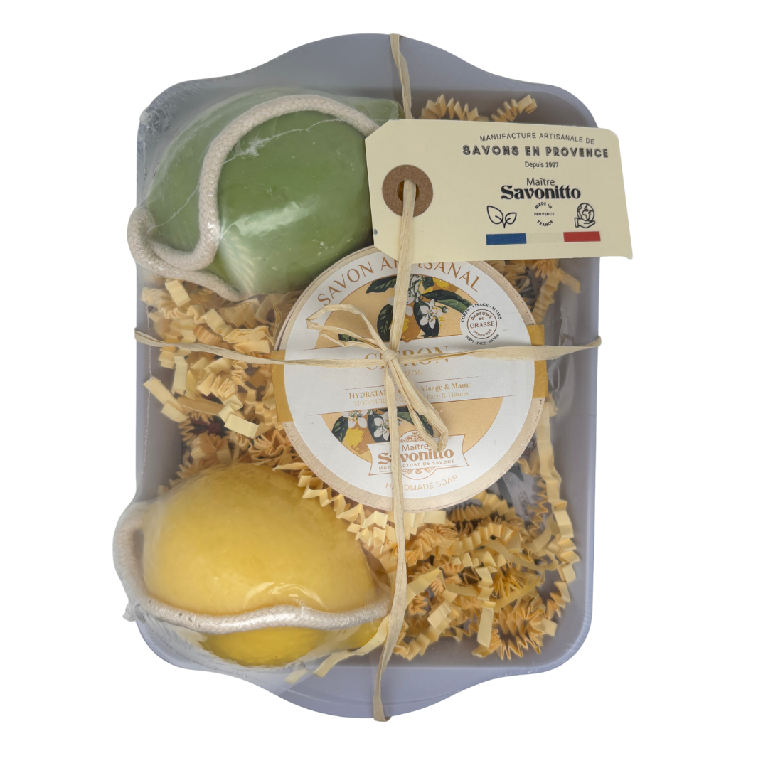 "Coffret artisanal au duo de citrons, soin énergisant et vitaminé comprenant deux savons sur corde (jaune et vert) et un savon en boîte bois.