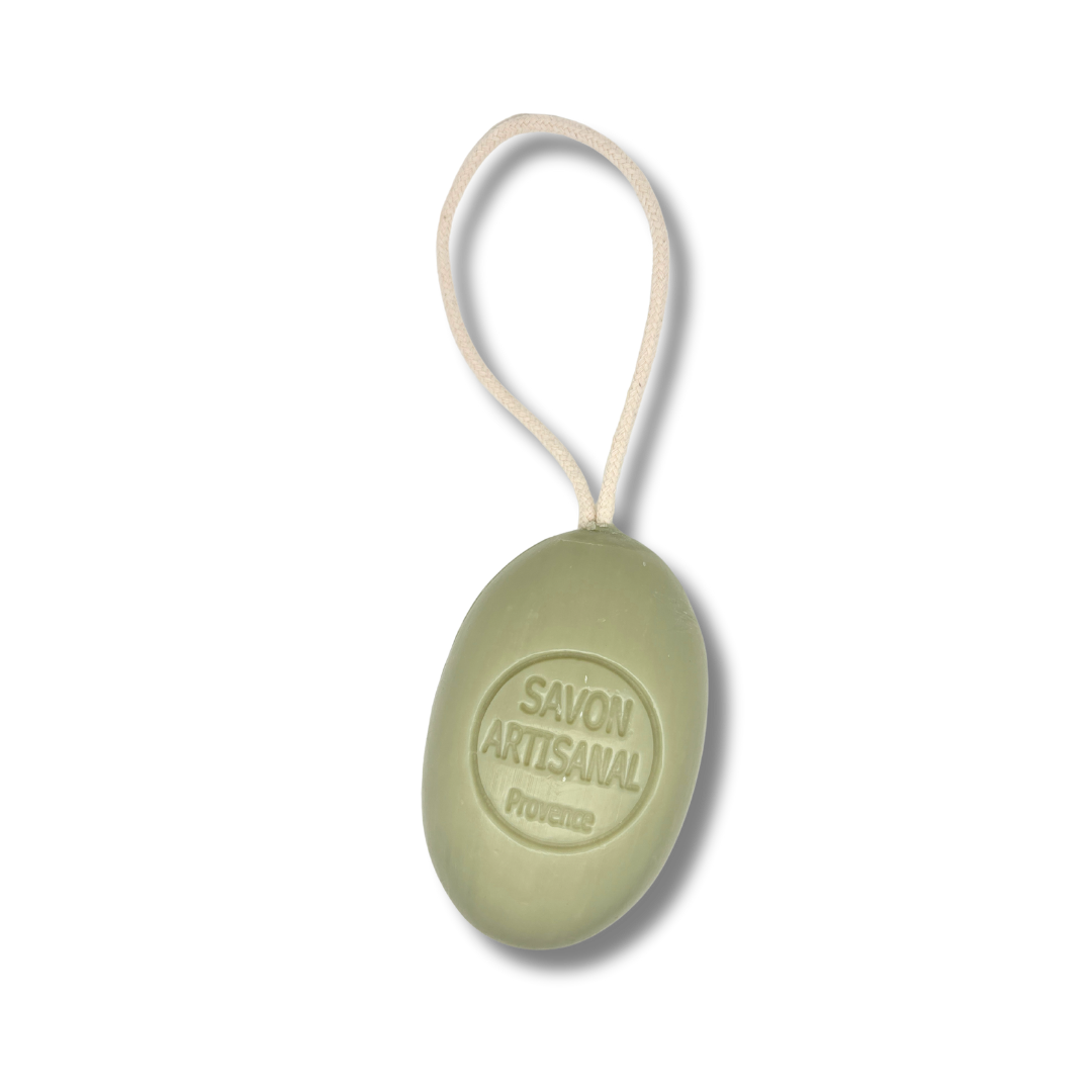 Savon ovale sur corde Aloe vera et karité - 200G Savon artisanal sur corde à l'aloe vera et karité, soin hydratant et apaisant présenté dans son format pratique à suspendre