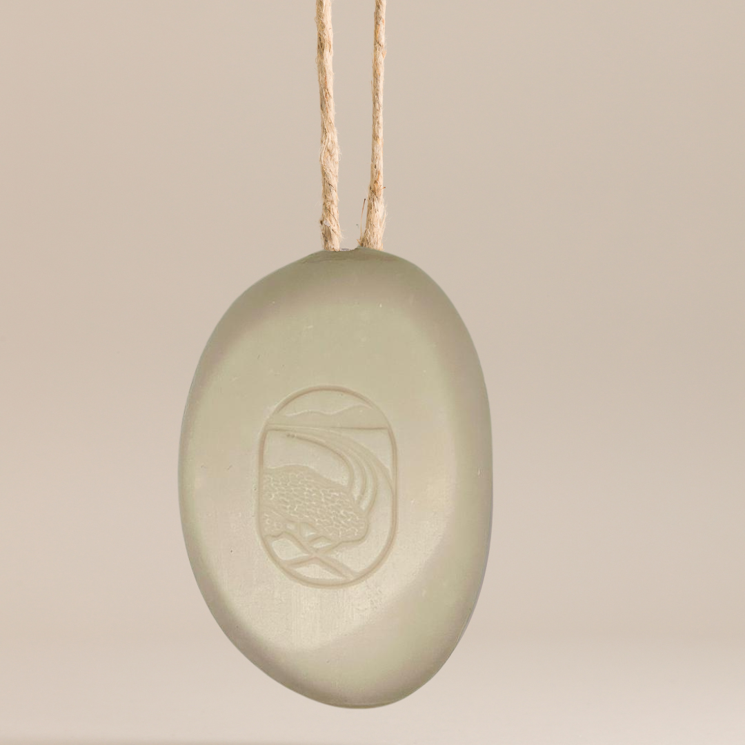 Savon artisanal sur corde au bois de Oud, soin intense et mystérieux présenté dans sa forme de galet poli