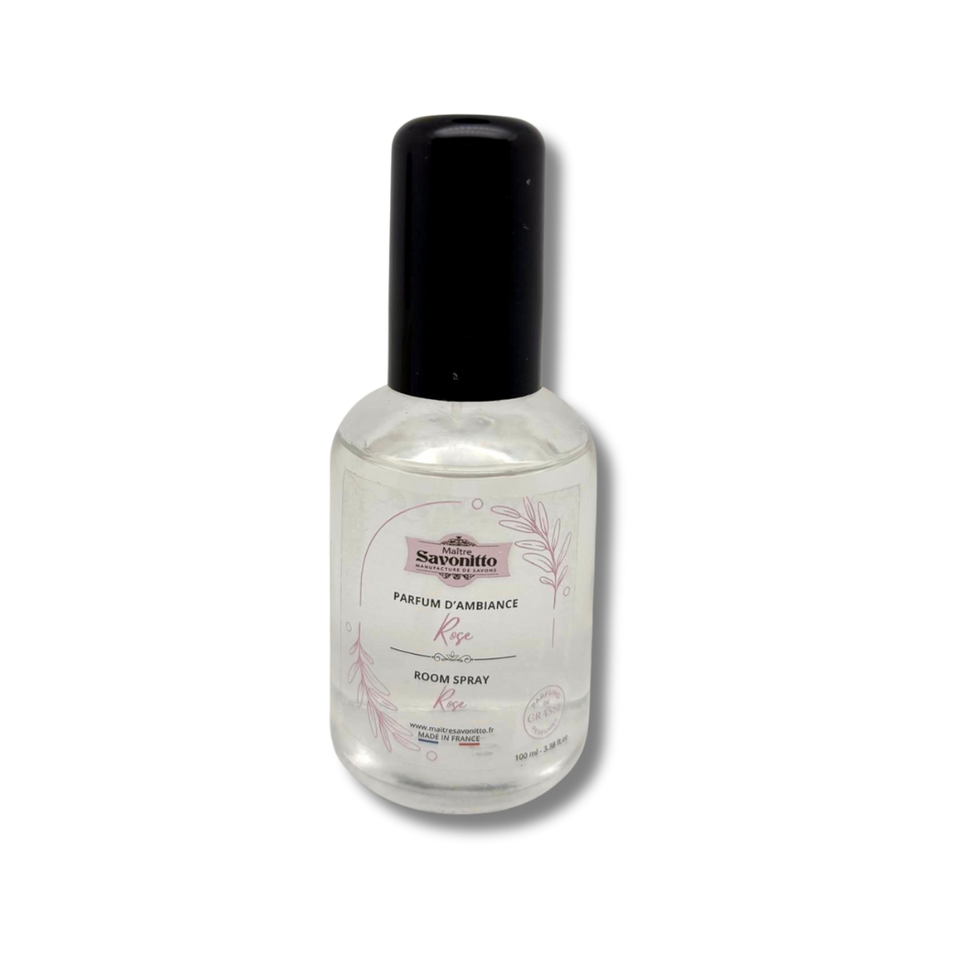 Parfum d'ambiance à la rose, fragrance fleurie et romantique présentée dans son flacon vaporisateur raffiné.