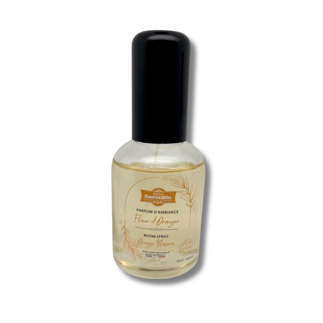 Parfum d'ambiance à la fleur d'oranger, fragrance délicate et relaxante présentée dans son flacon en verre élégant.